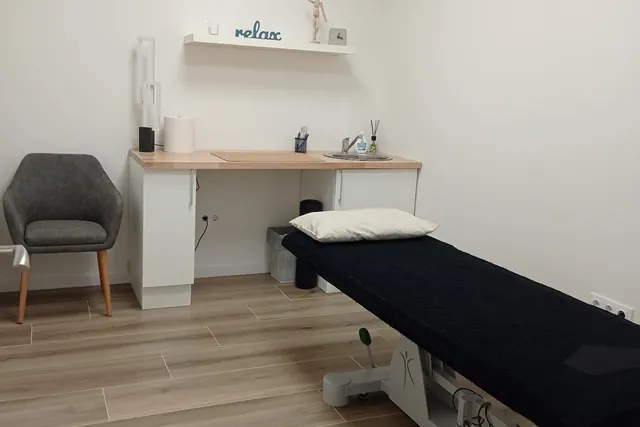 Sala de fisioteràpia · Camilla elèctrica i un espai per relaxar-se